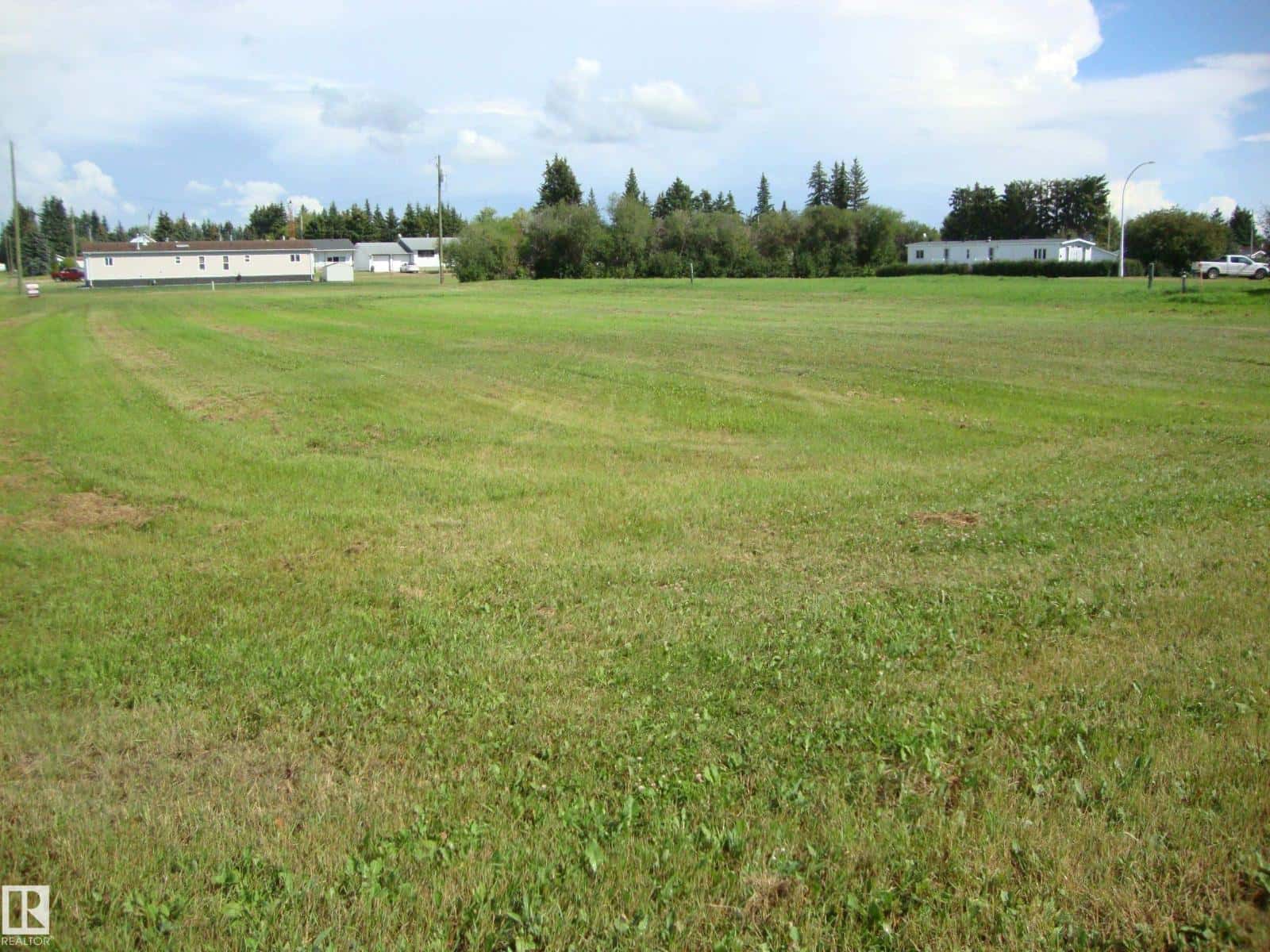 618 5th ave — Thorhild, Alberta - Photo 3 of 5