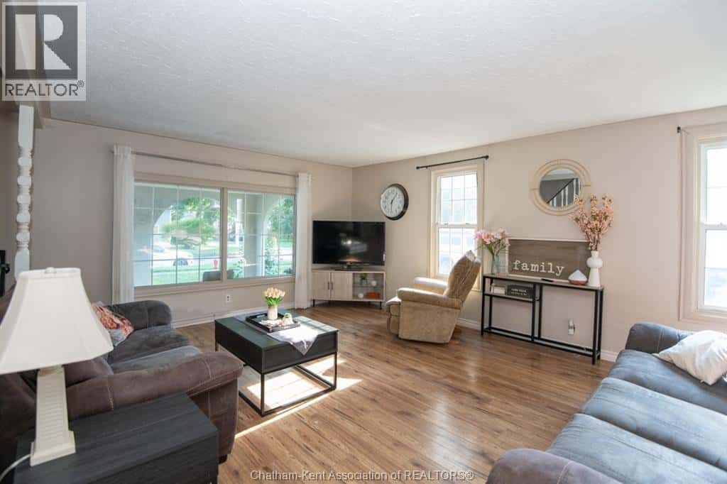 232 HUGHES STREET — Dresden, Ontario - Photo 5 of 34