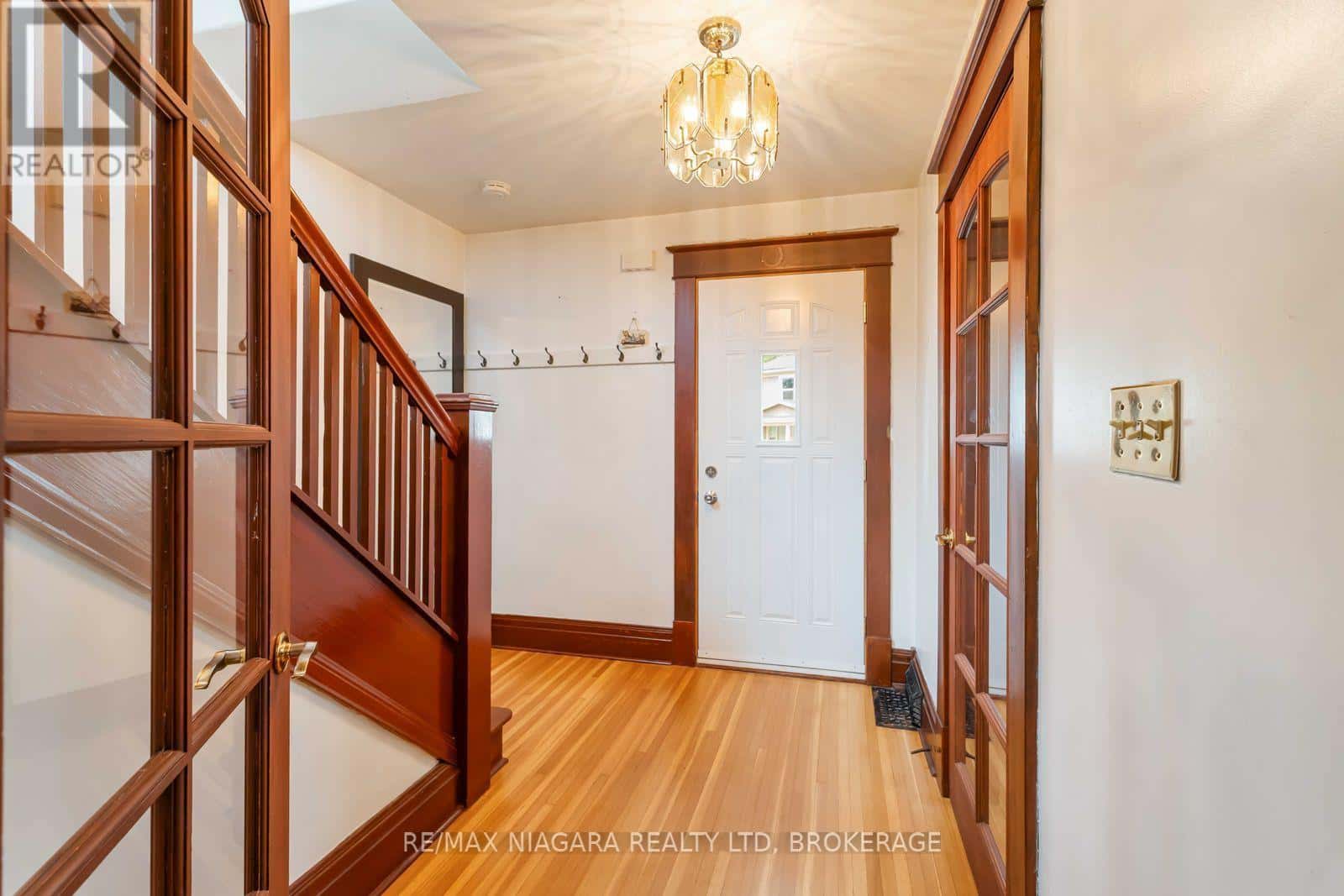 8 RUSSELL AVENUE — St. Catharines (Downtown), Ontario - Photo 5 of 44