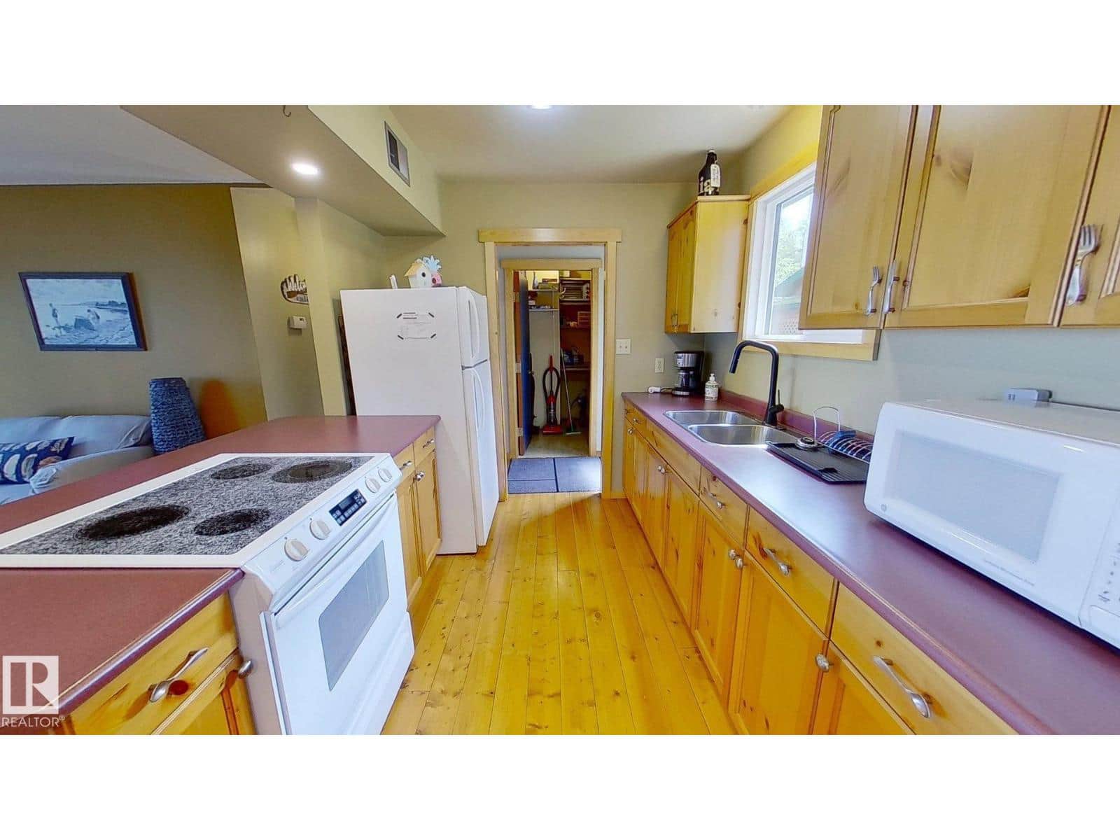 8 Lake AV - Photo 5 of 20, Rural Wetaskiwin County, Alberta