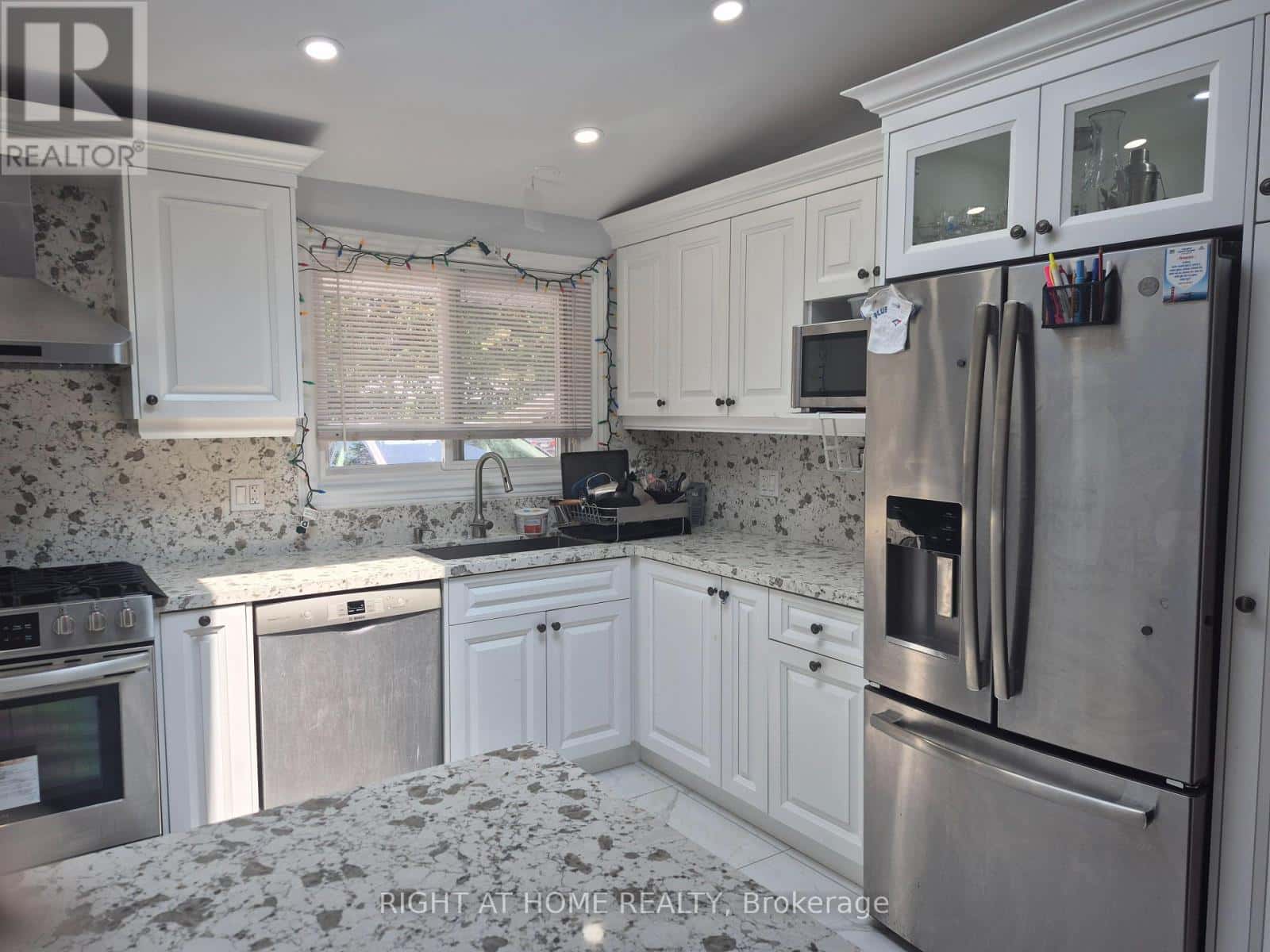 11 LESTERWOOD CRESCENT — Toronto (Bendale), Ontario - Photo 4 of 21