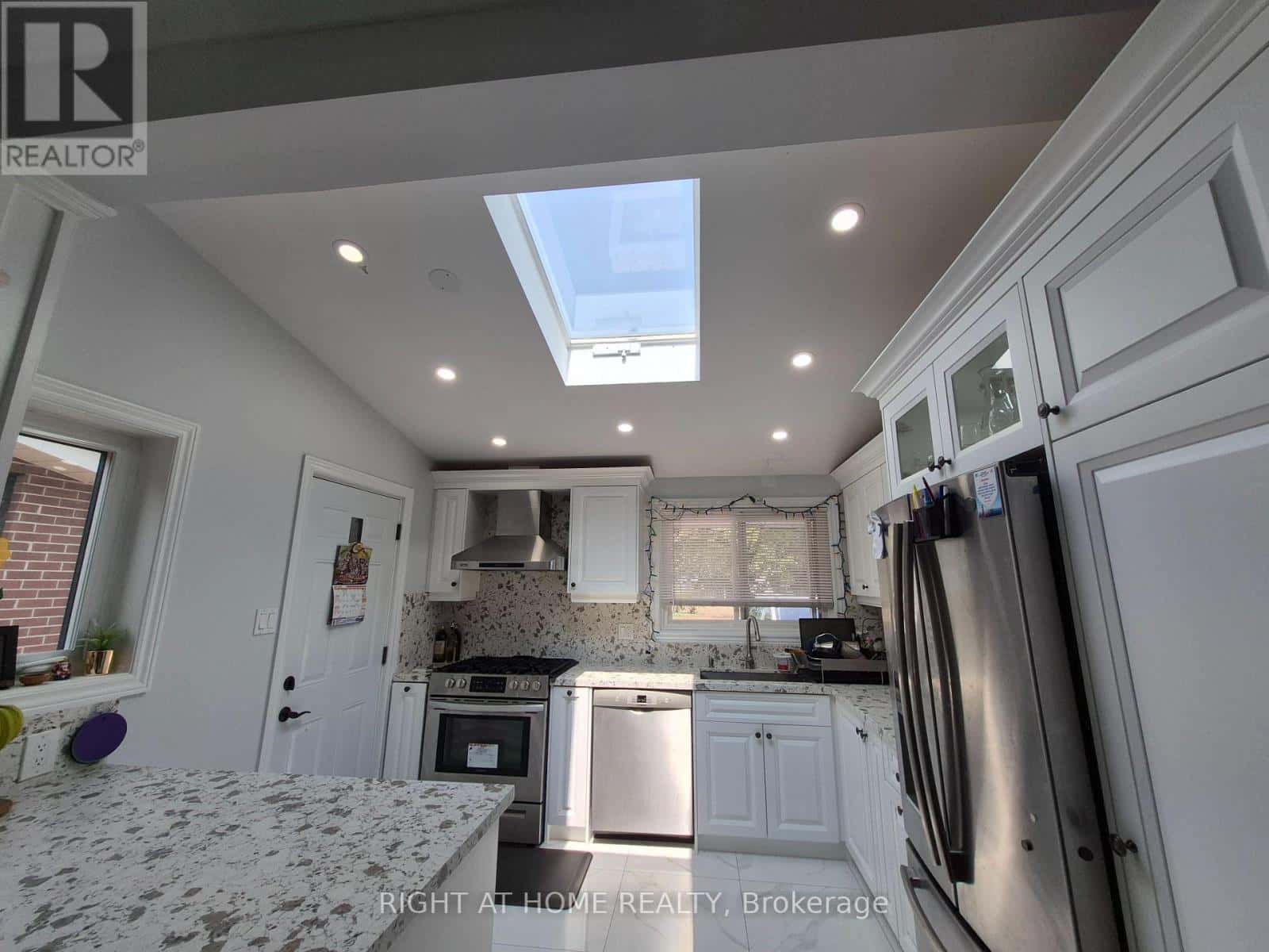 11 LESTERWOOD CRESCENT — Toronto (Bendale), Ontario - Photo 5 of 21