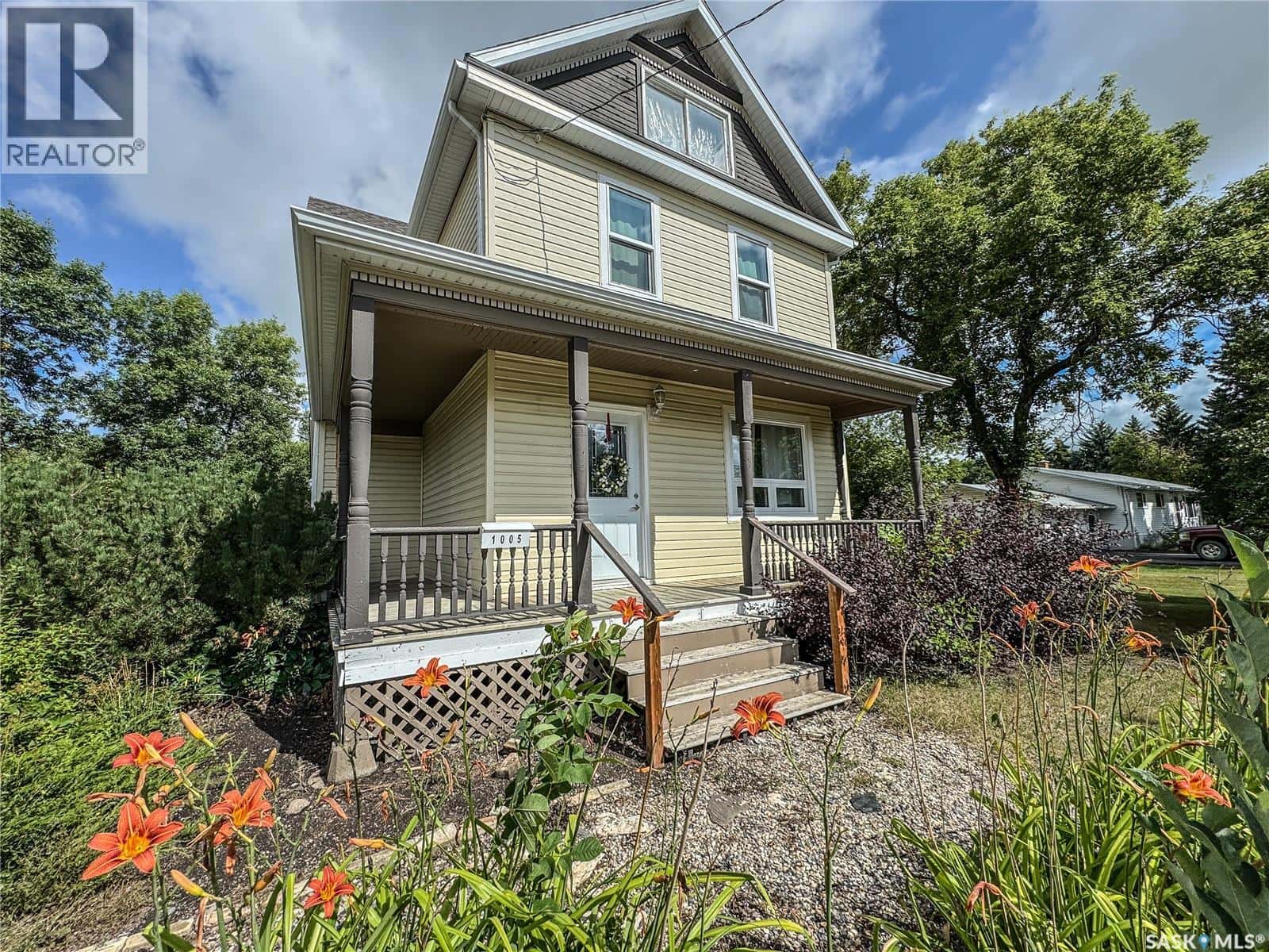 1005 Woodward AVENUE — Indian Head, Saskatchewan - Photo 2 of 50