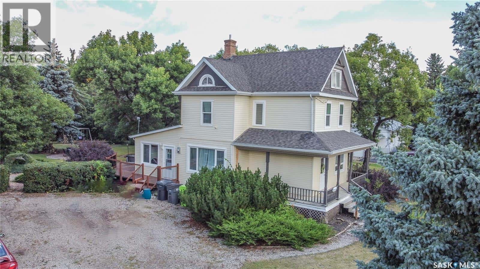 1005 Woodward AVENUE — Indian Head, Saskatchewan - Photo 3 of 50