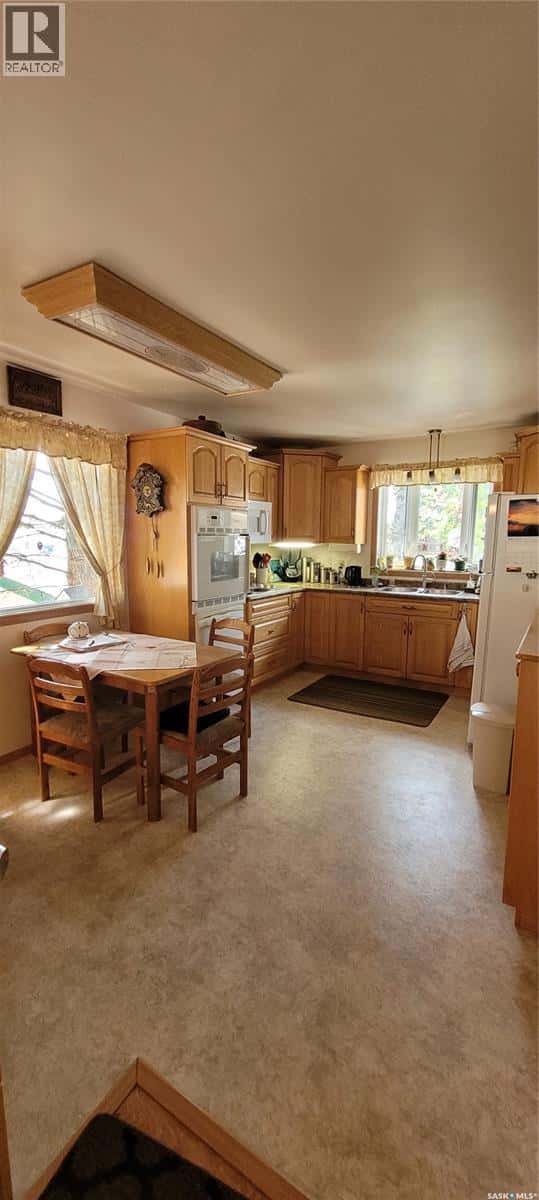 617 3rd STREET W — Meadow Lake, Saskatchewan - Photo 4 of 30