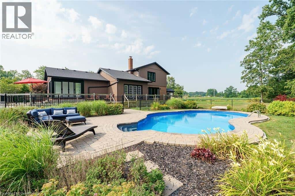 911 INDIANA Road E — Canfield, Ontario - Photo 5 of 50