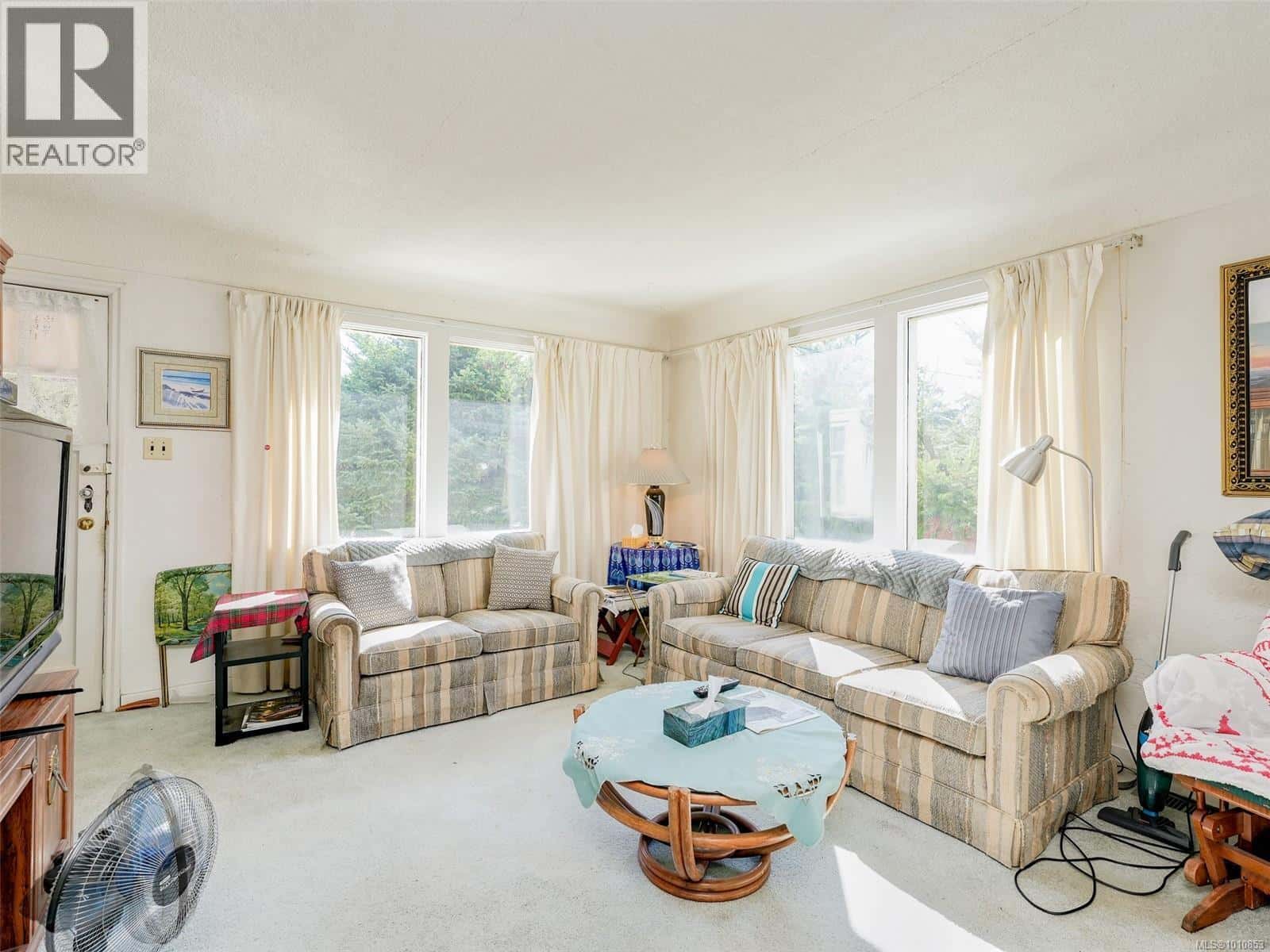 8 Camden Ave — View Royal, British Columbia - Photo 2 of 25