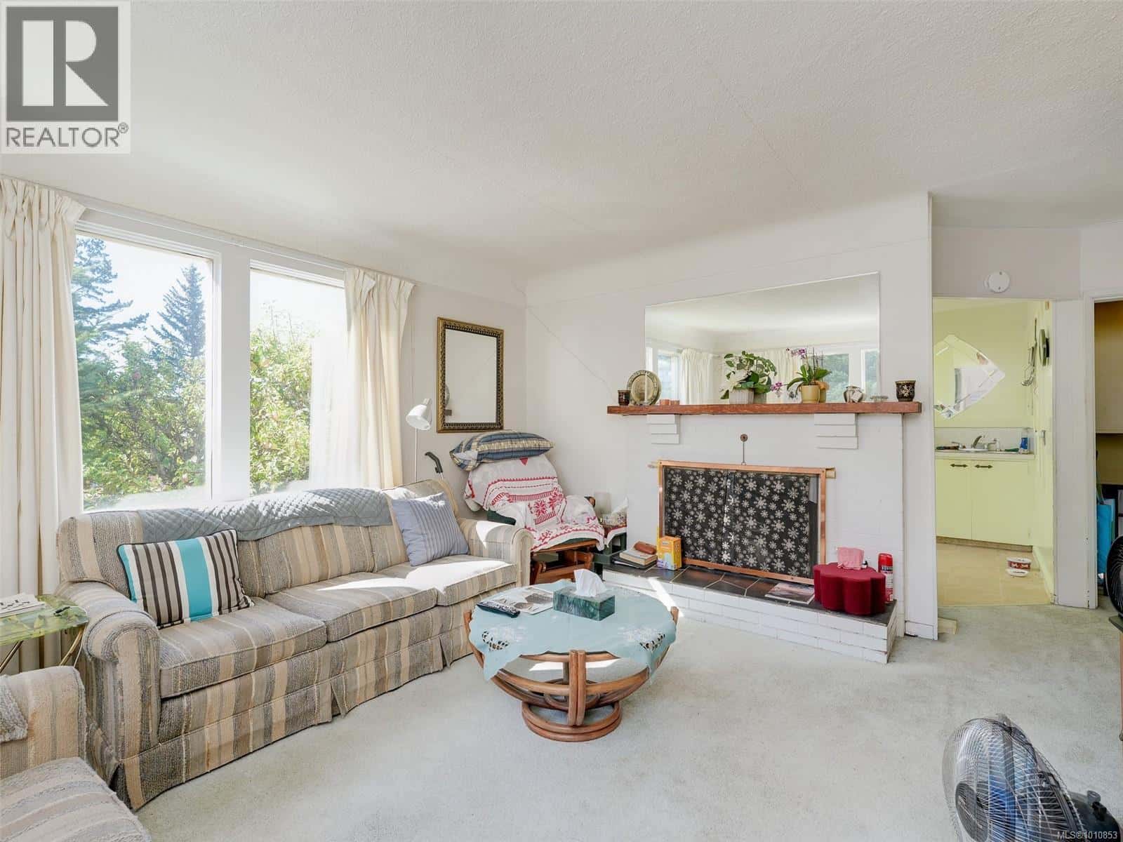 8 Camden Ave — View Royal, British Columbia - Photo 3 of 25