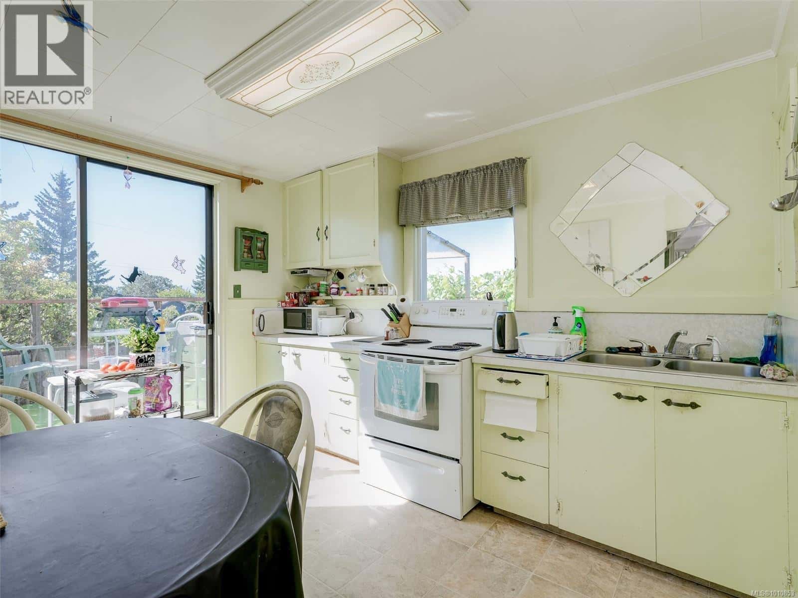 8 Camden Ave — View Royal, British Columbia - Photo 4 of 25