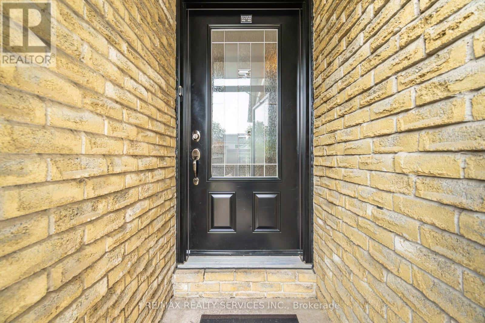 12 SPARKLETT CRESCENT — Brampton (Heart Lake East), Ontario - Photo 4 of 40