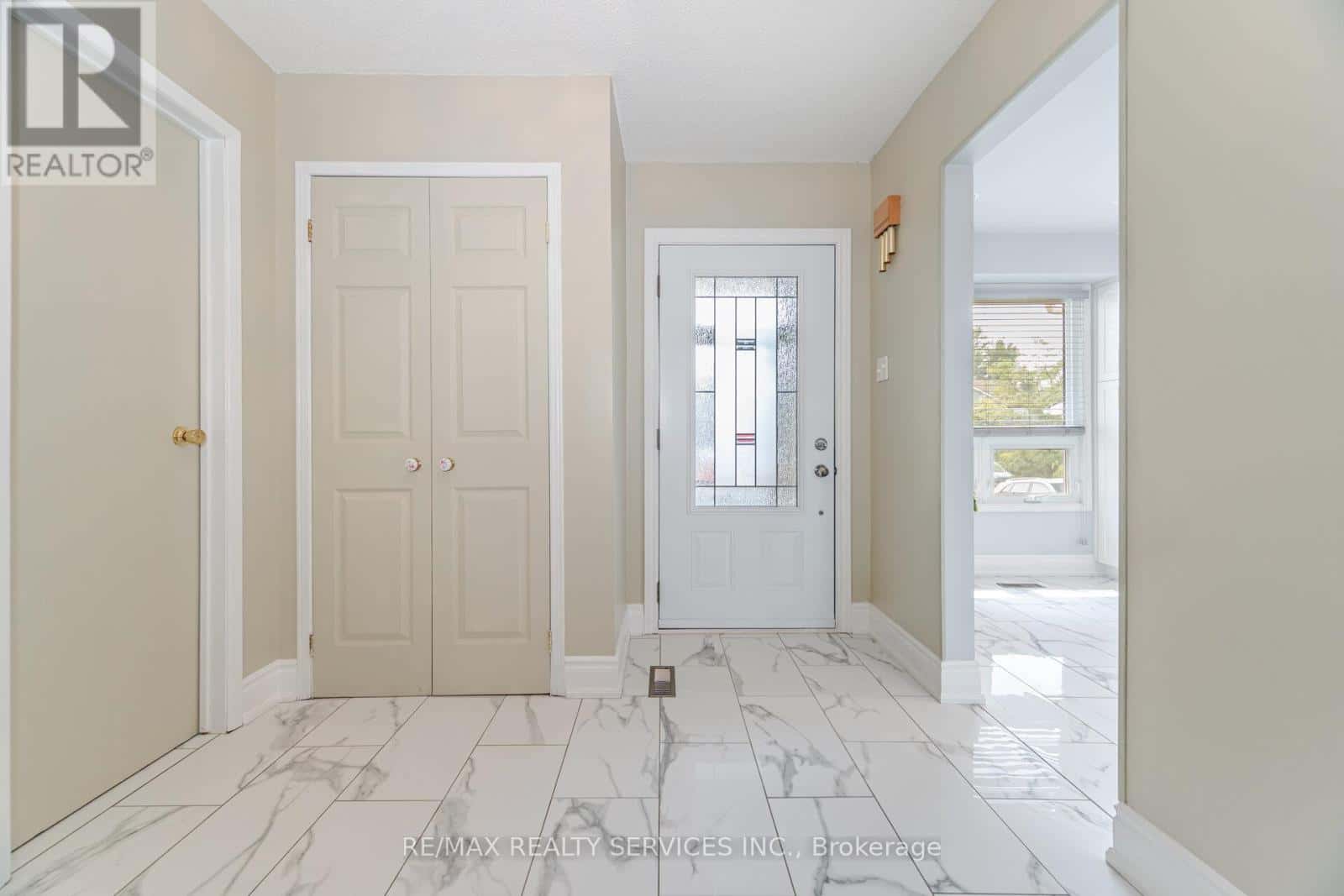 12 SPARKLETT CRESCENT — Brampton (Heart Lake East), Ontario - Photo 5 of 40