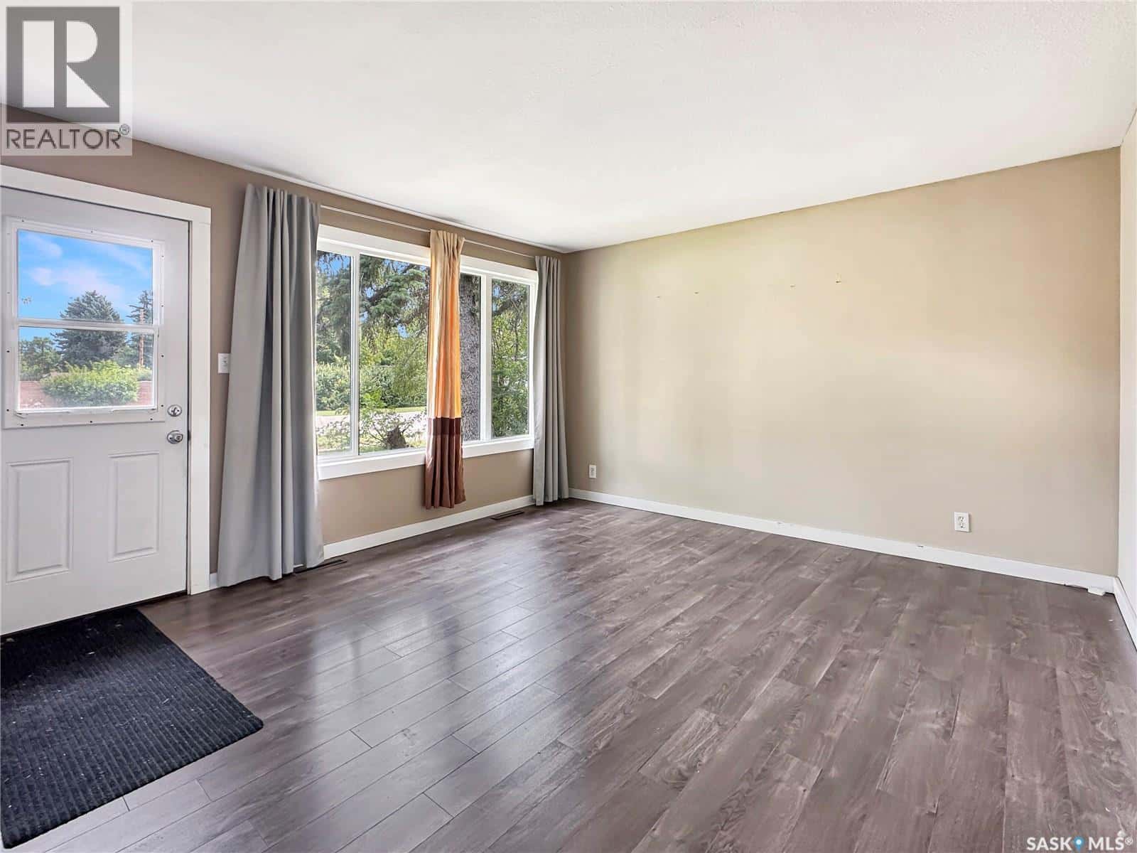 205 Eden STREET — Indian Head, Saskatchewan - Photo 4 of 11