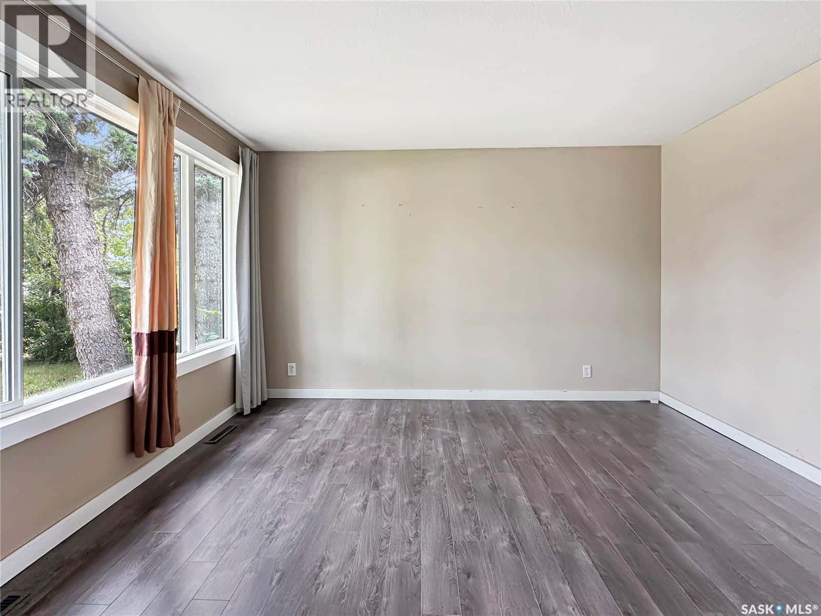 205 Eden STREET — Indian Head, Saskatchewan - Photo 5 of 11