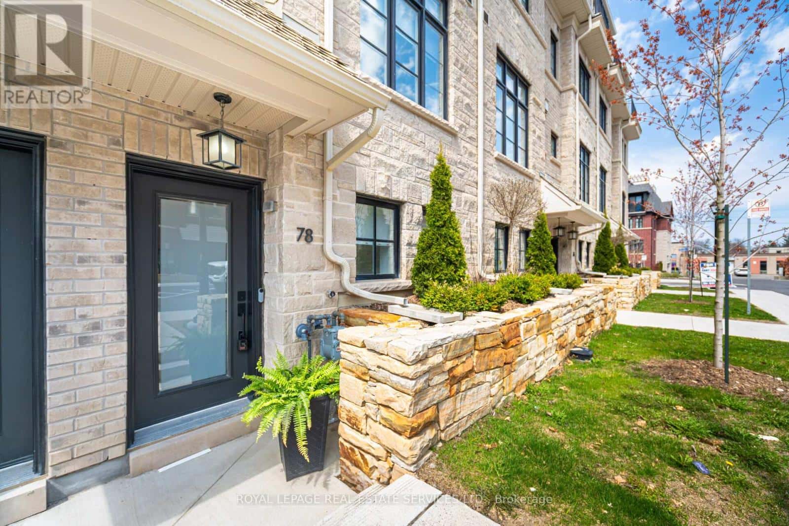 78 - 15 LUNAR CRESCENT — Mississauga (Streetsville), Ontario - Photo 2 of 38