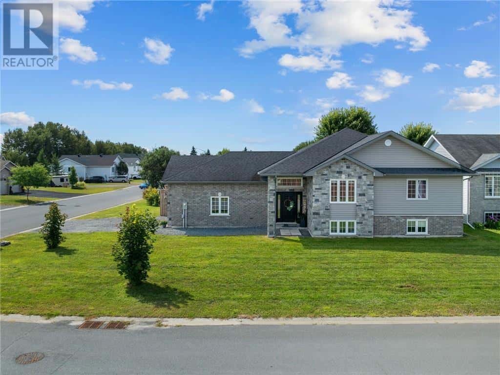 3668 Keith Avenue — Chelmsford, Ontario - Photo 2 of 44