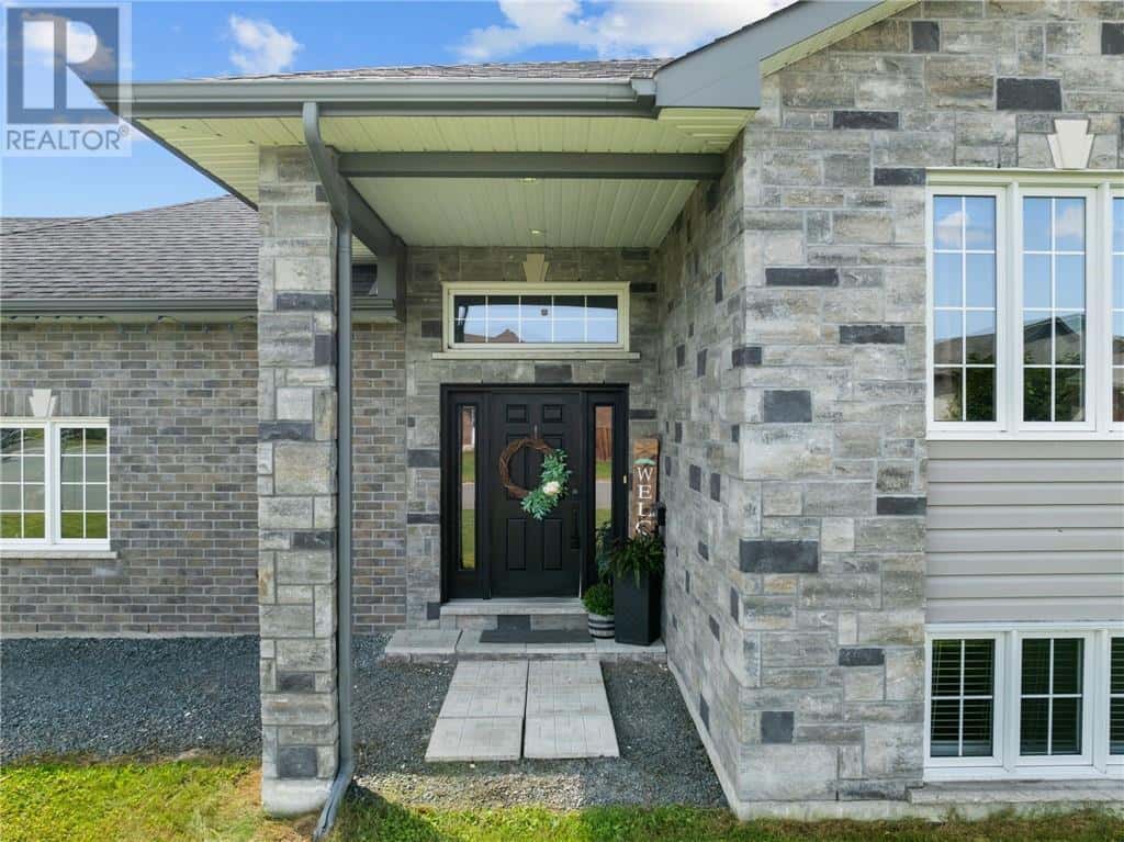 3668 Keith Avenue — Chelmsford, Ontario - Photo 3 of 44