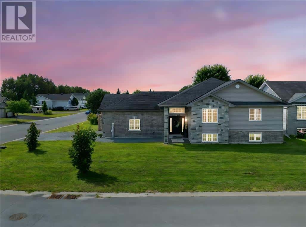 3668 Keith Avenue — Chelmsford, Ontario - Photo 4 of 44