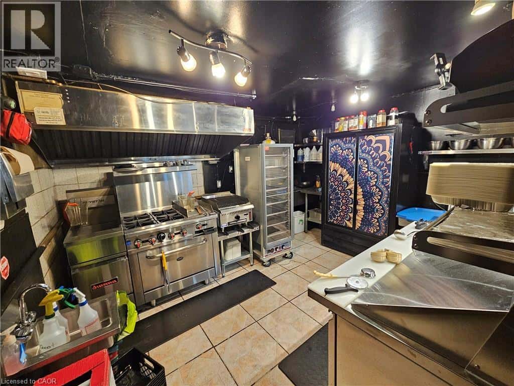 4-6 BOND STREET Street W — Oshawa, Ontario - Photo 4 of 7