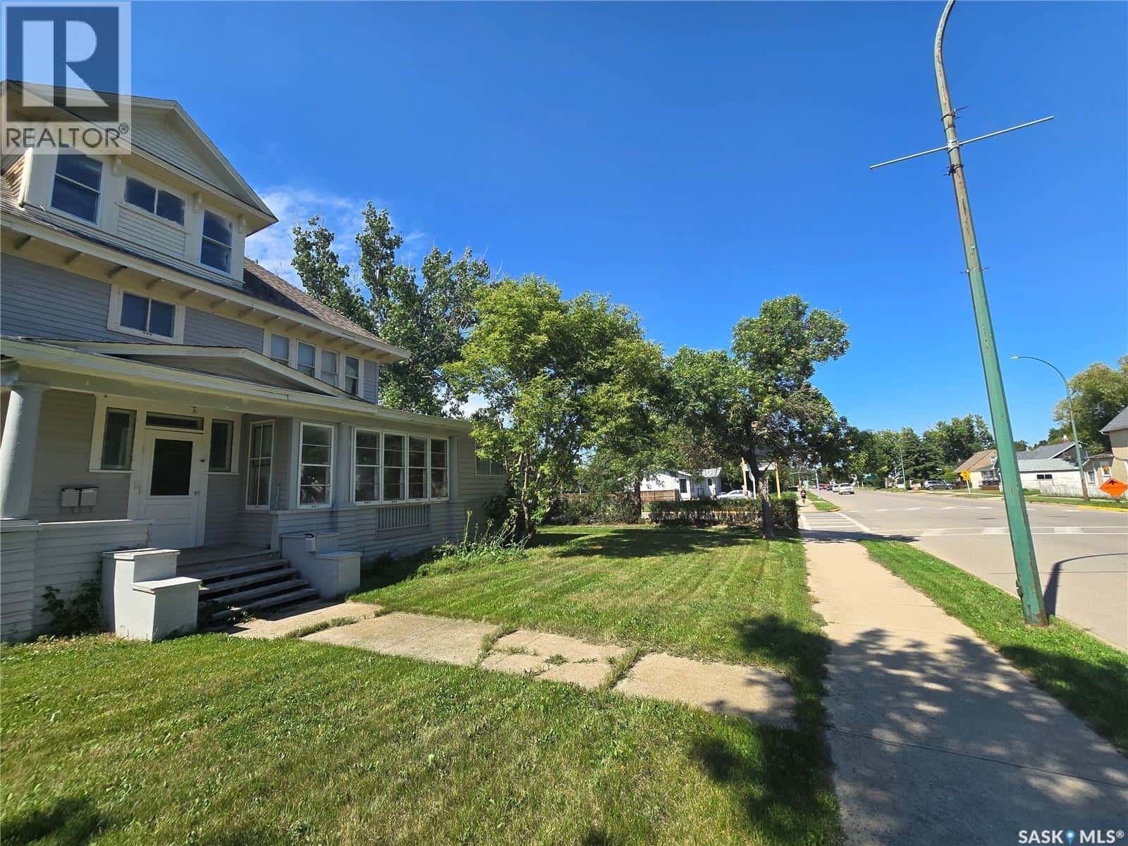 347 Government ROAD NW — Weyburn, Saskatchewan - Photo 2 of 47