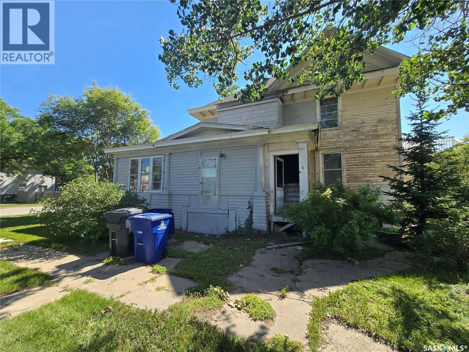 347 Government ROAD NW — Weyburn, Saskatchewan - Photo 3 of 47