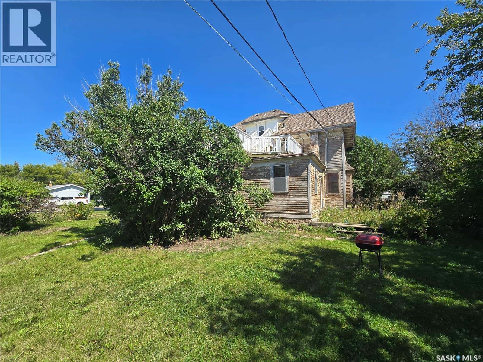 347 Government ROAD NW — Weyburn, Saskatchewan - Photo 4 of 47