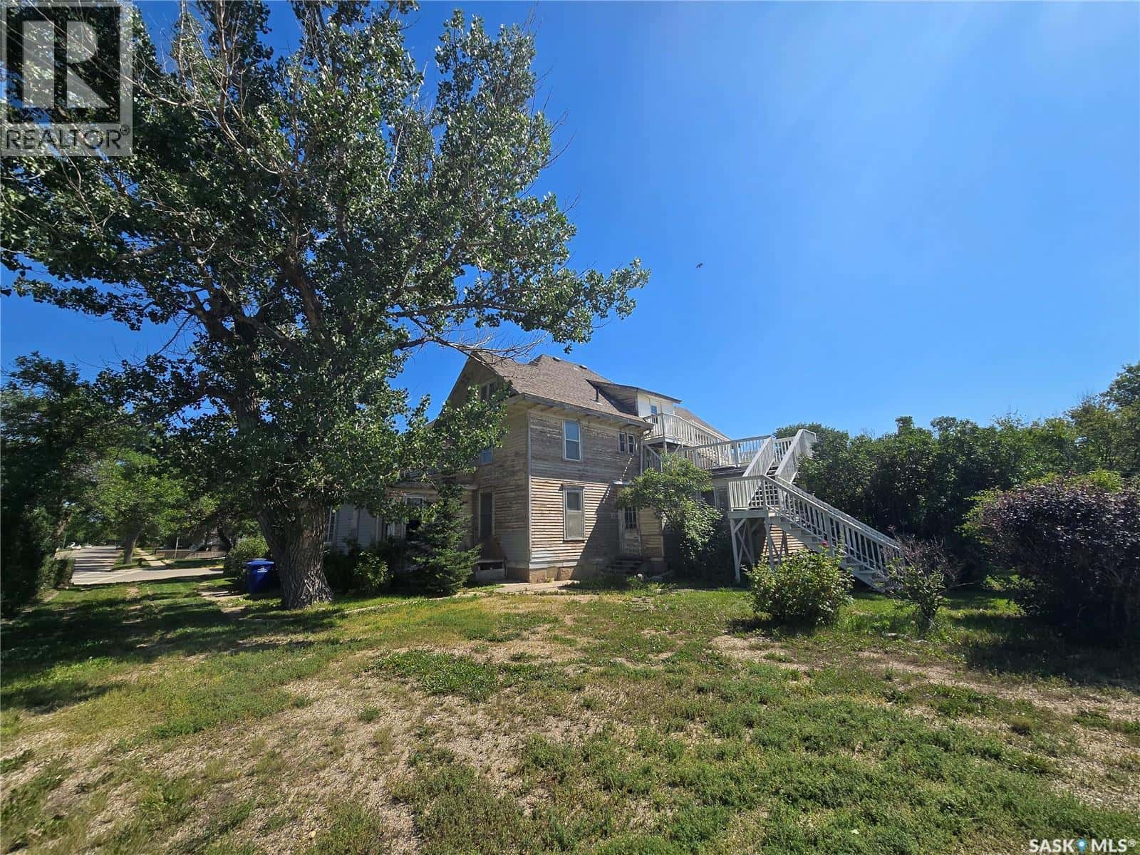 347 Government ROAD NW — Weyburn, Saskatchewan - Photo 5 of 47