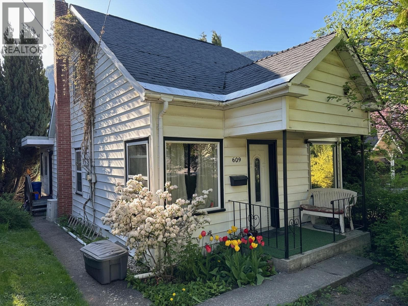 609 Second Street — Nelson, British Columbia - Main photo