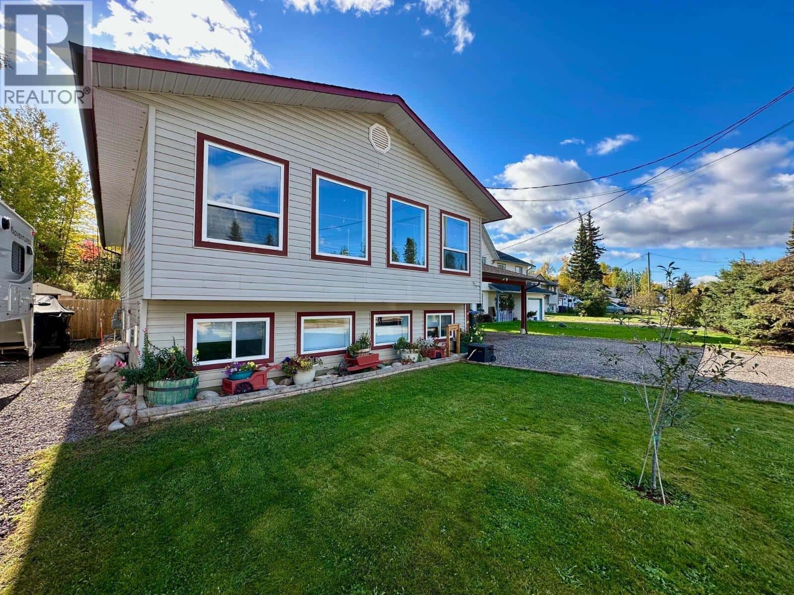 1465 WILLOW STREET — Telkwa, British Columbia - Photo 4 of 40