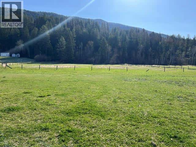 2802 LOWER WYNNDEL Road — Wynndel, British Columbia - Photo 5 of 17