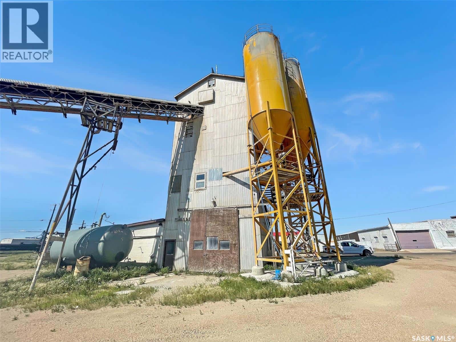 503 North Railway STREET W — Swift Current, Saskatchewan - Photo 2 of 14