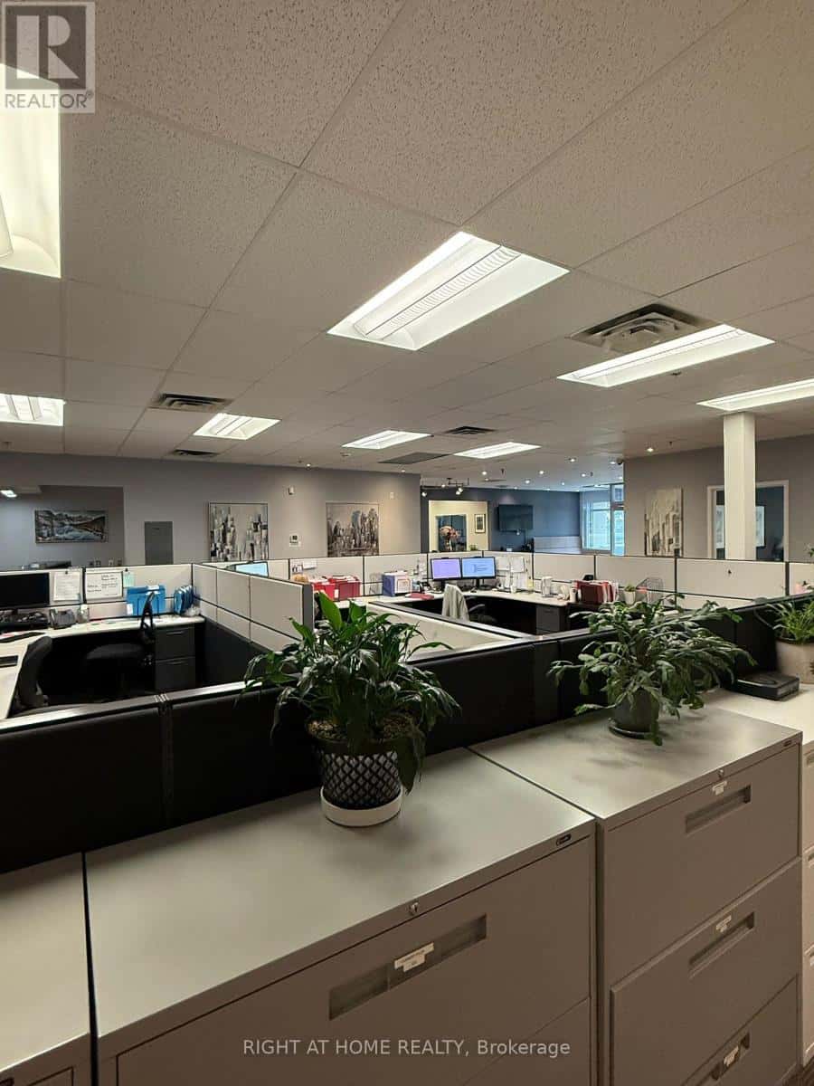 OFFICE C2 - 300 SUPERTEST ROAD — Toronto (York University Heights), Ontario - Photo 3 of 12