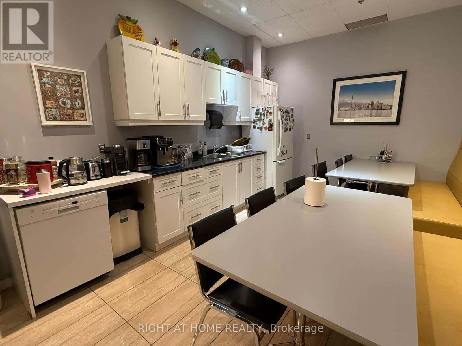 OFFICE C2 - 300 SUPERTEST ROAD — Toronto (York University Heights), Ontario - Photo 4 of 12