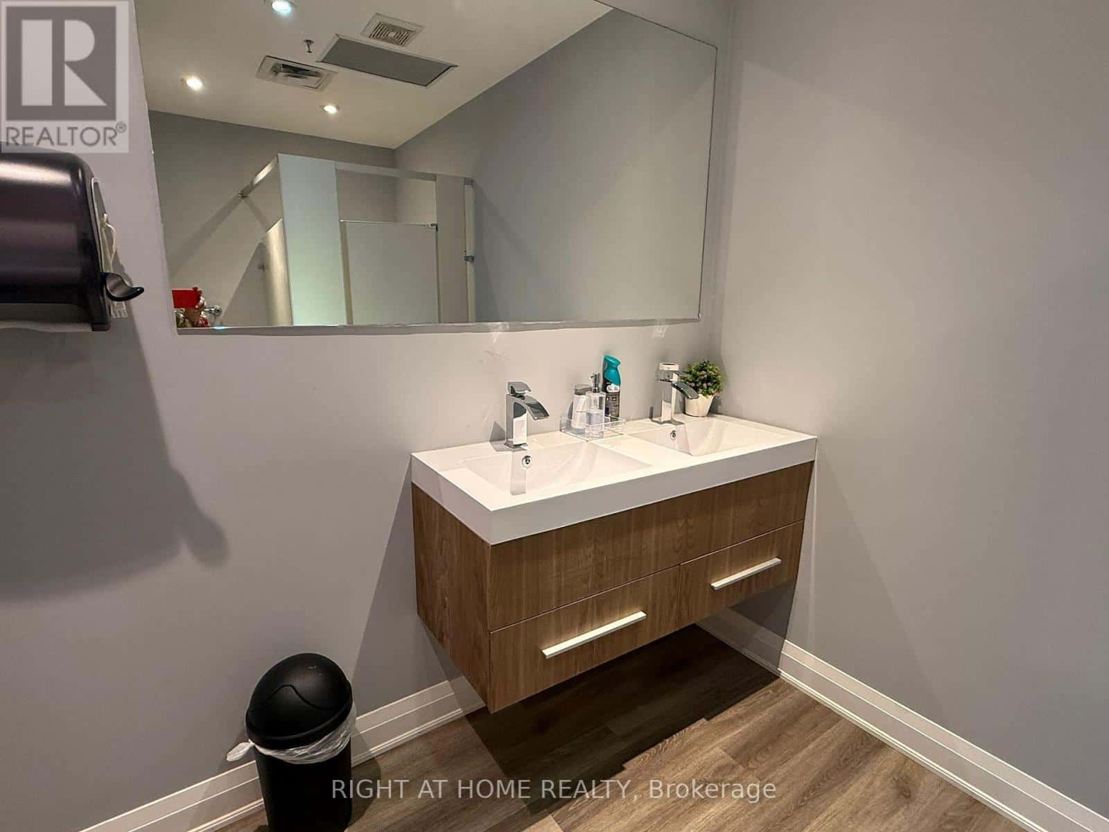 OFFICE C2 - 300 SUPERTEST ROAD — Toronto (York University Heights), Ontario - Photo 5 of 12