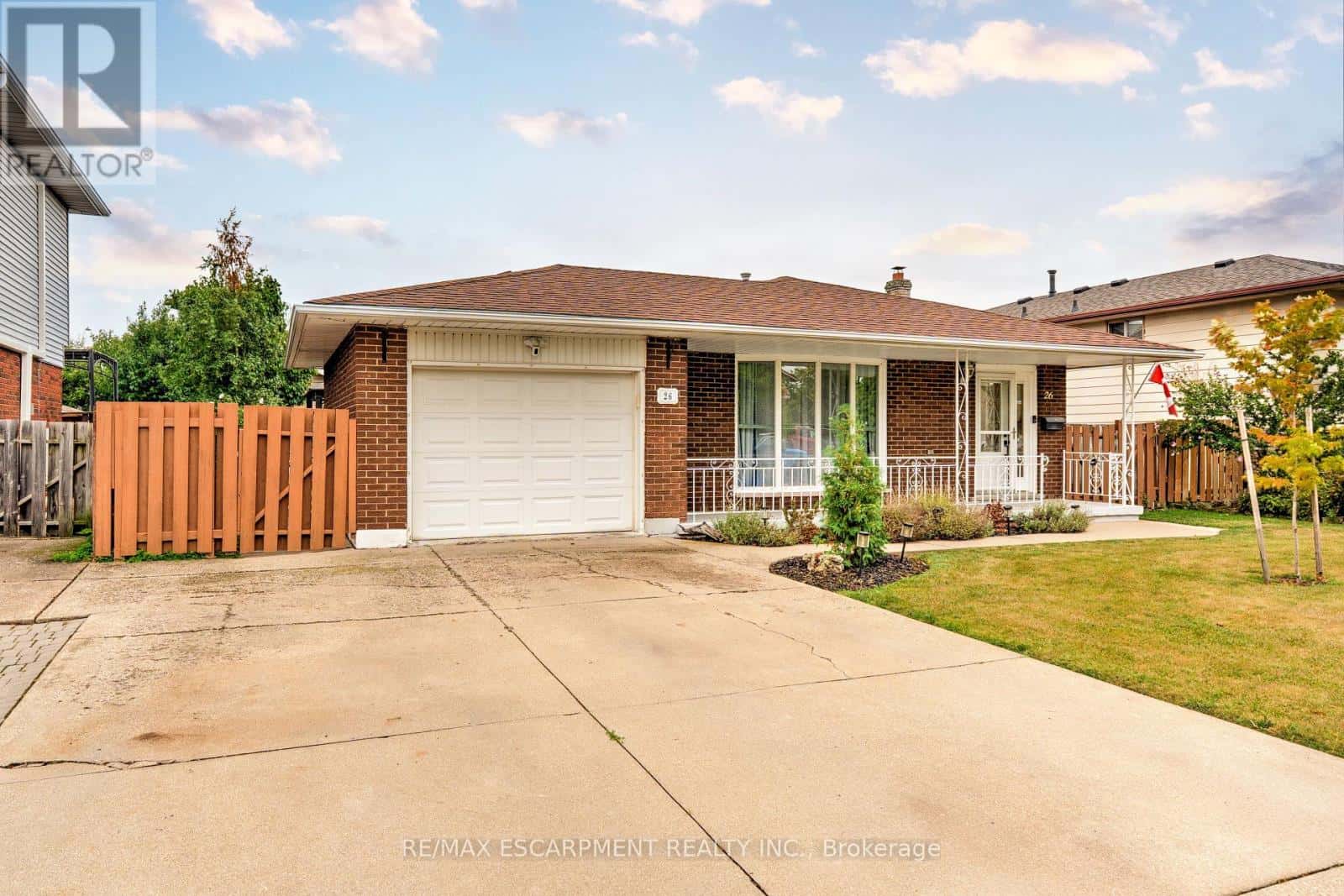 26 MADOC STREET — Hamilton (Stoney Creek), Ontario - Photo 2 of 36