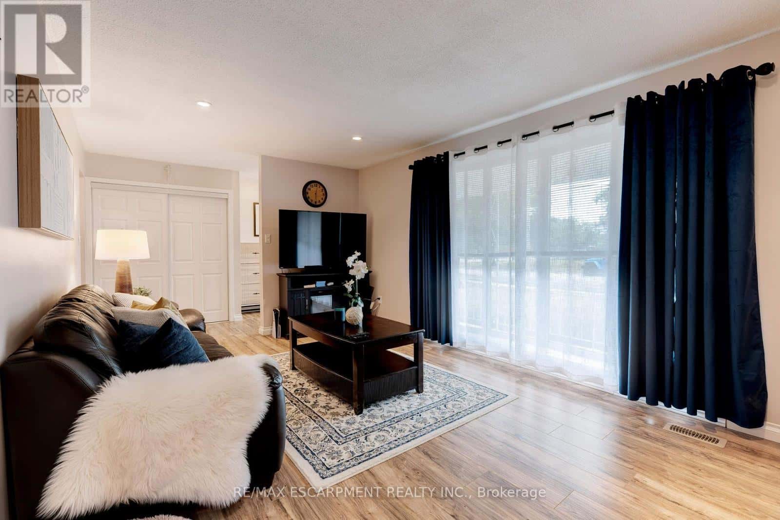 26 MADOC STREET — Hamilton (Stoney Creek), Ontario - Photo 4 of 36