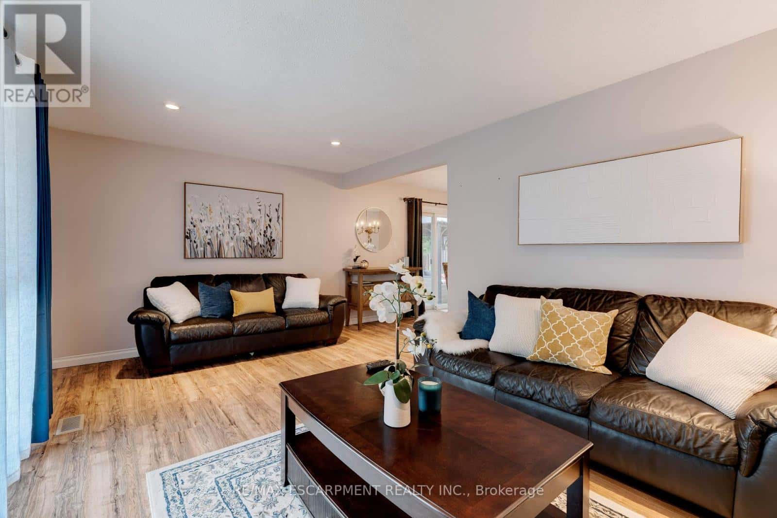 26 MADOC STREET — Hamilton (Stoney Creek), Ontario - Photo 5 of 36