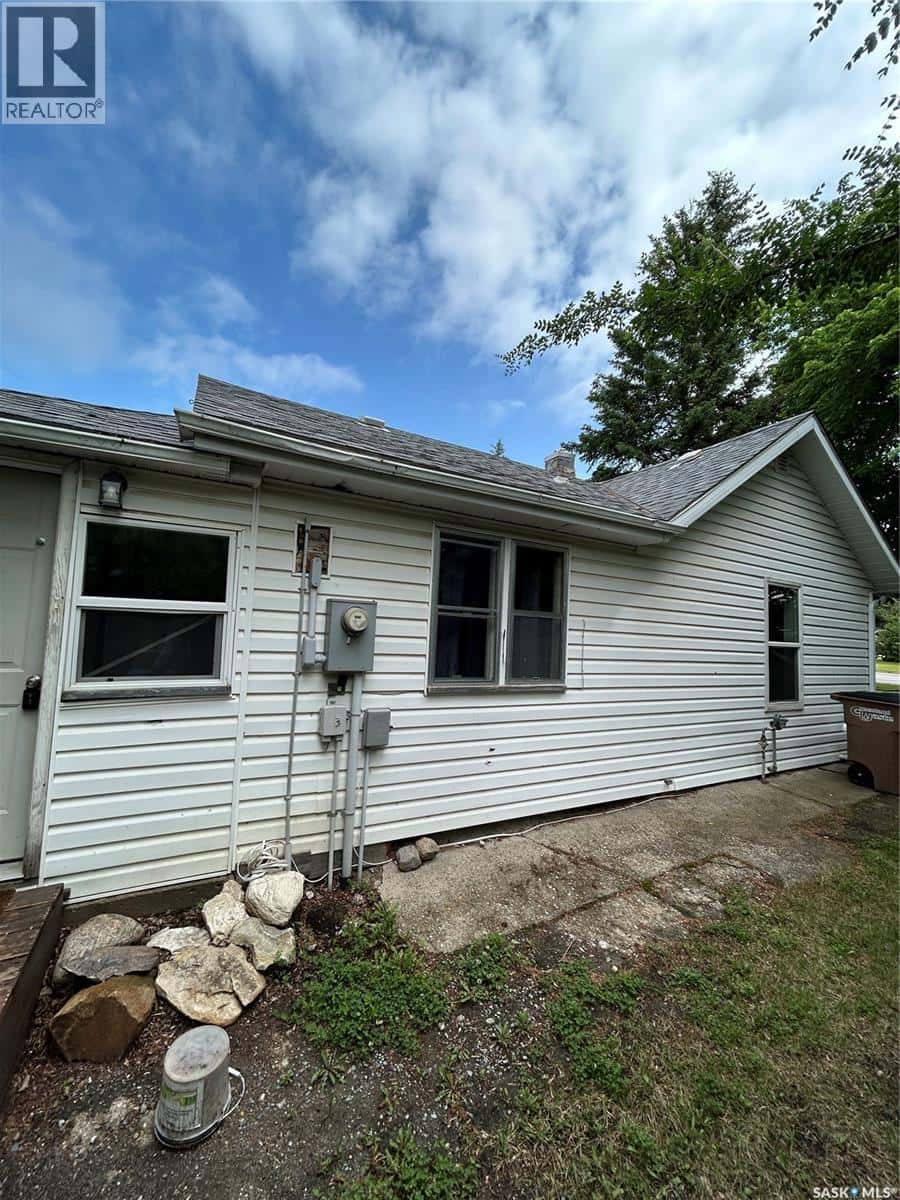 313 Prouse STREET — Kelvington, Saskatchewan - Photo 4 of 18