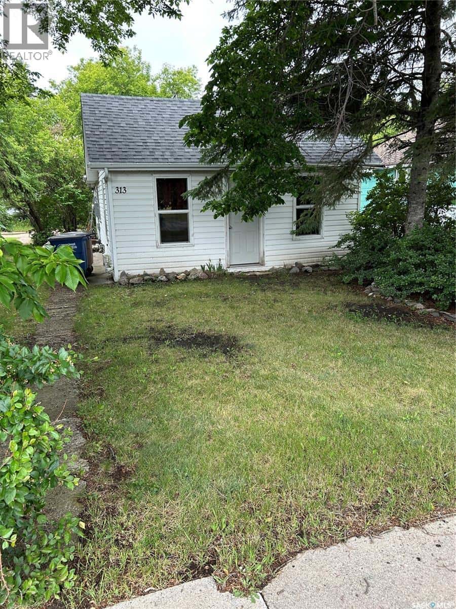 313 Prouse STREET — Kelvington, Saskatchewan - Photo 2 of 18