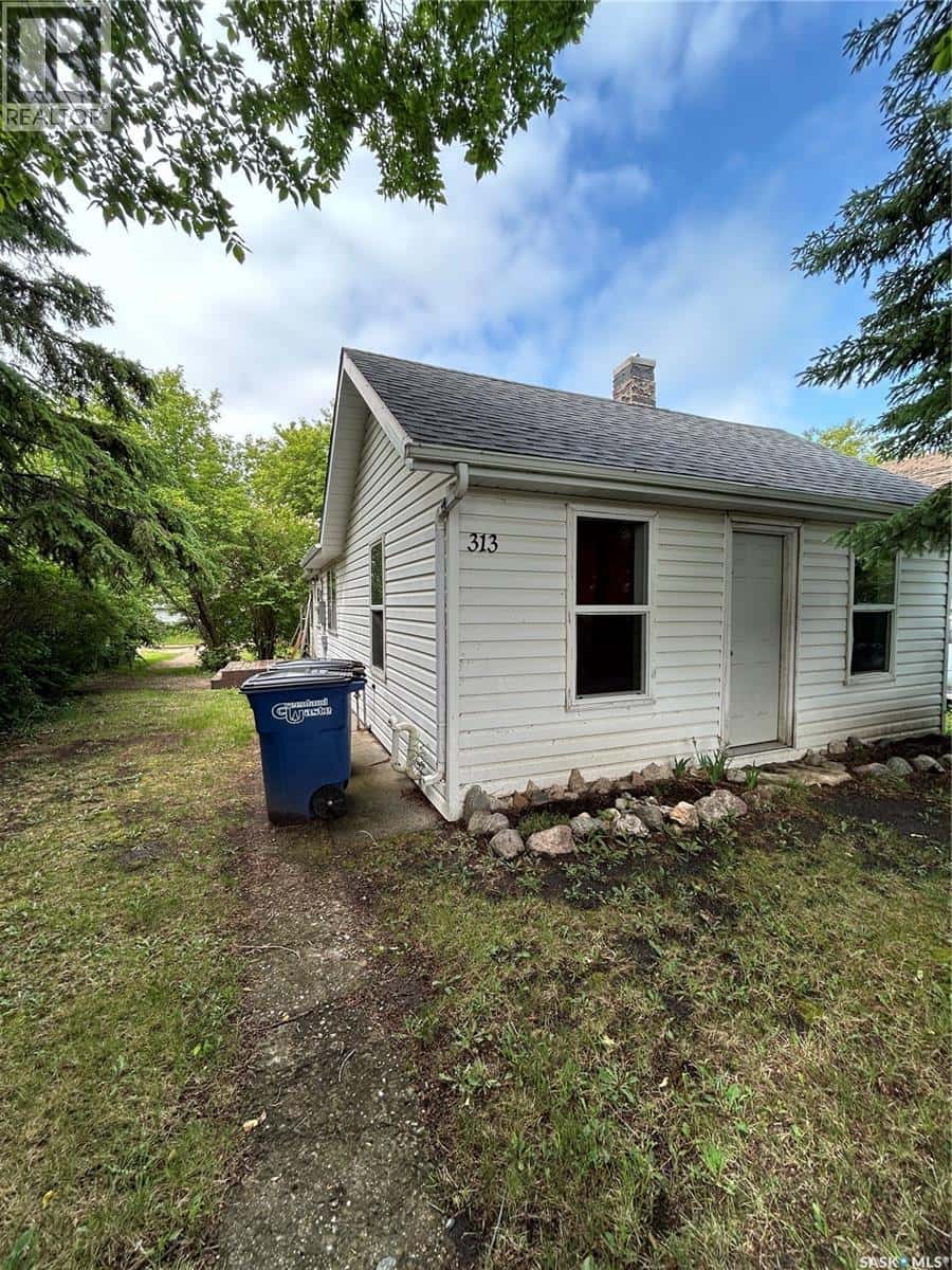 313 Prouse STREET — Kelvington, Saskatchewan - Photo 3 of 18