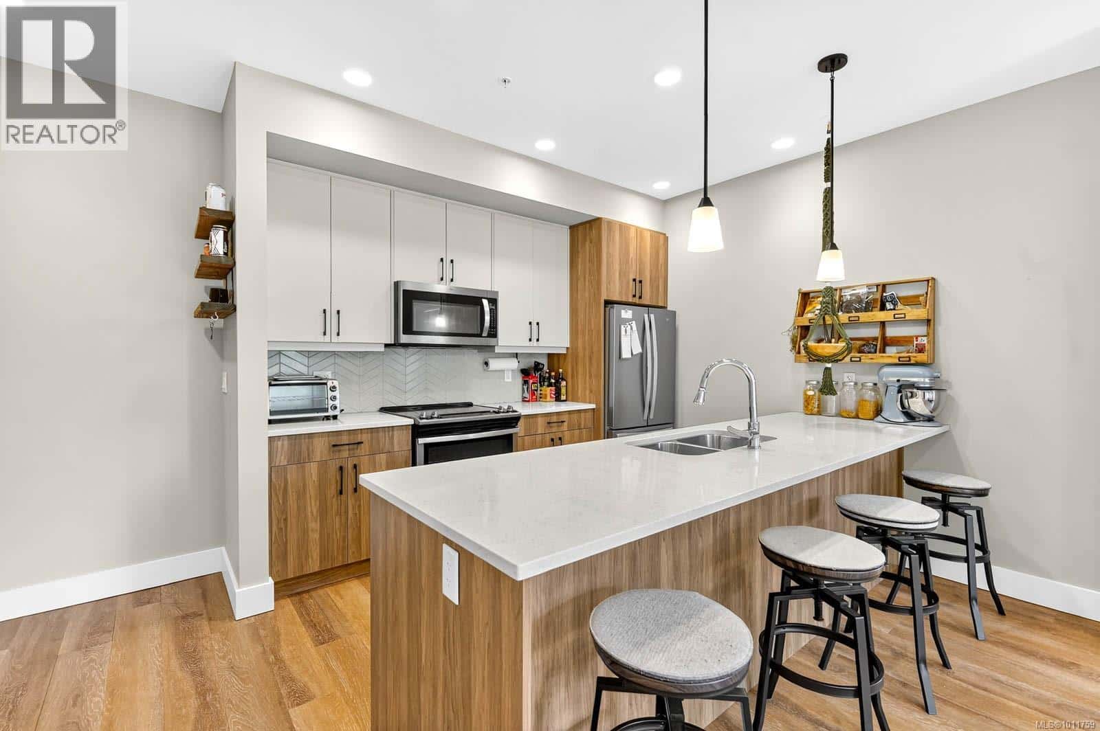 302 700 Yew Wood Rd — Tofino, British Columbia - Photo 3 of 61