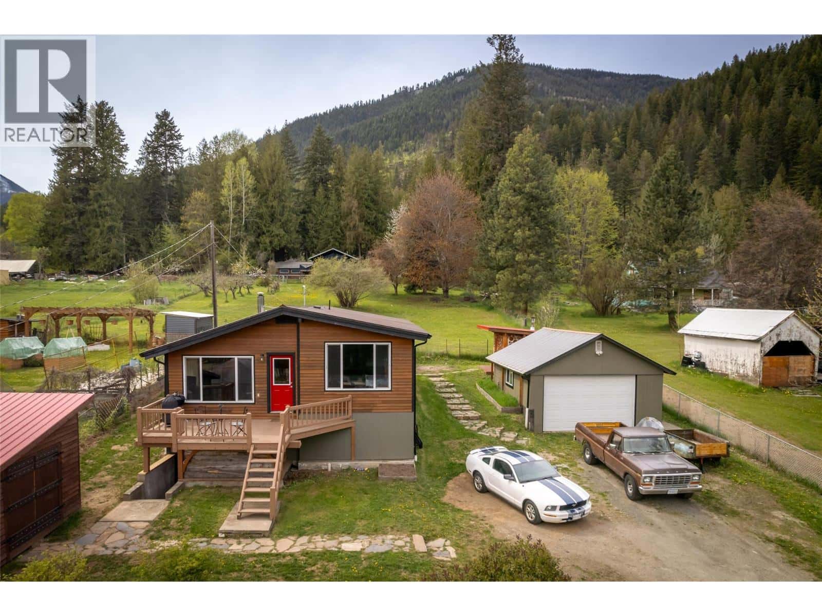 127 8th Street N — Kaslo, British Columbia - Photo 5 of 57