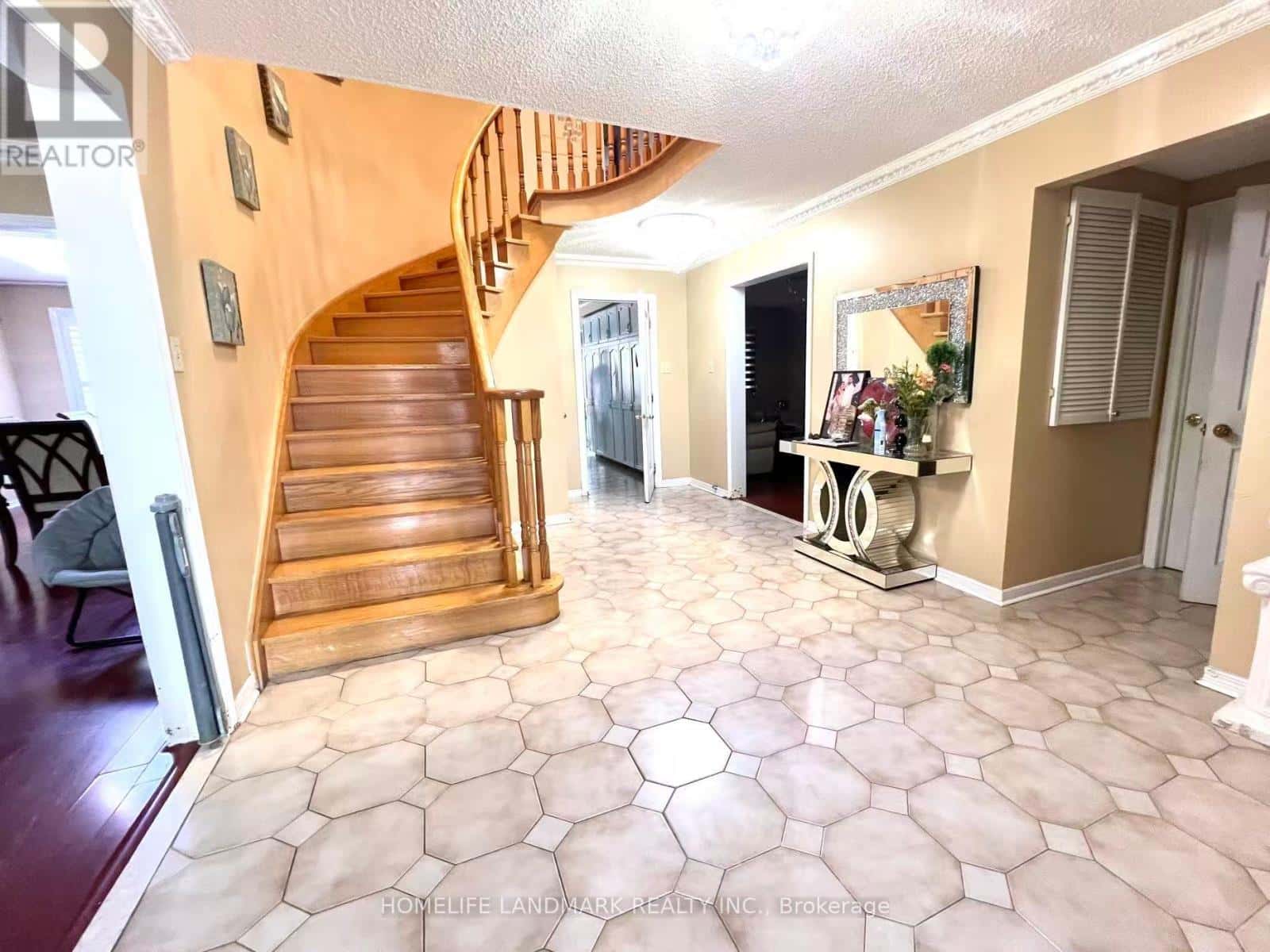 327 GOLDHAWK TRAIL — Toronto (Milliken), Ontario - Photo 2 of 25