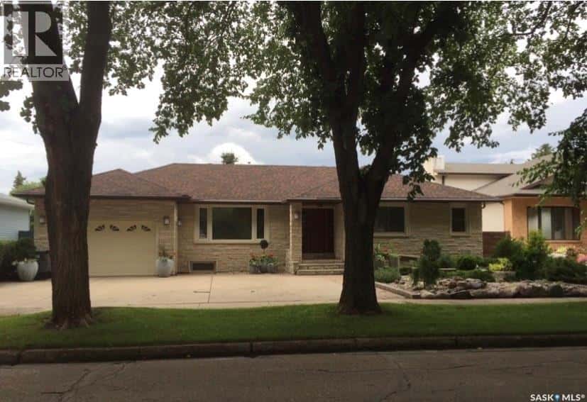 64 James AVENUE — Yorkton, Saskatchewan - Photo 2 of 44