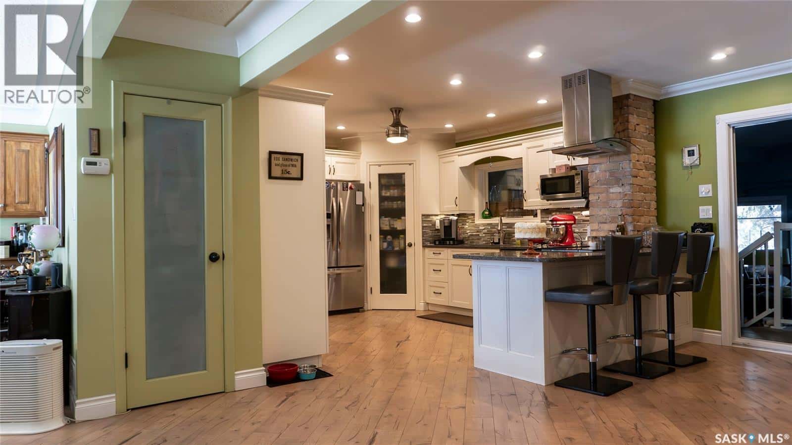 64 James AVENUE — Yorkton, Saskatchewan - Photo 4 of 44