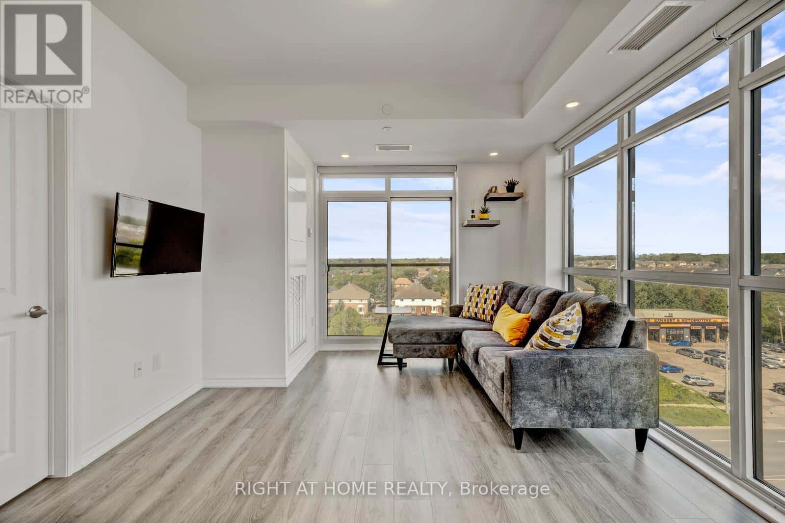 705 - 450 DUNDAS STREET E — Hamilton (Waterdown), Ontario - Photo 4 of 17