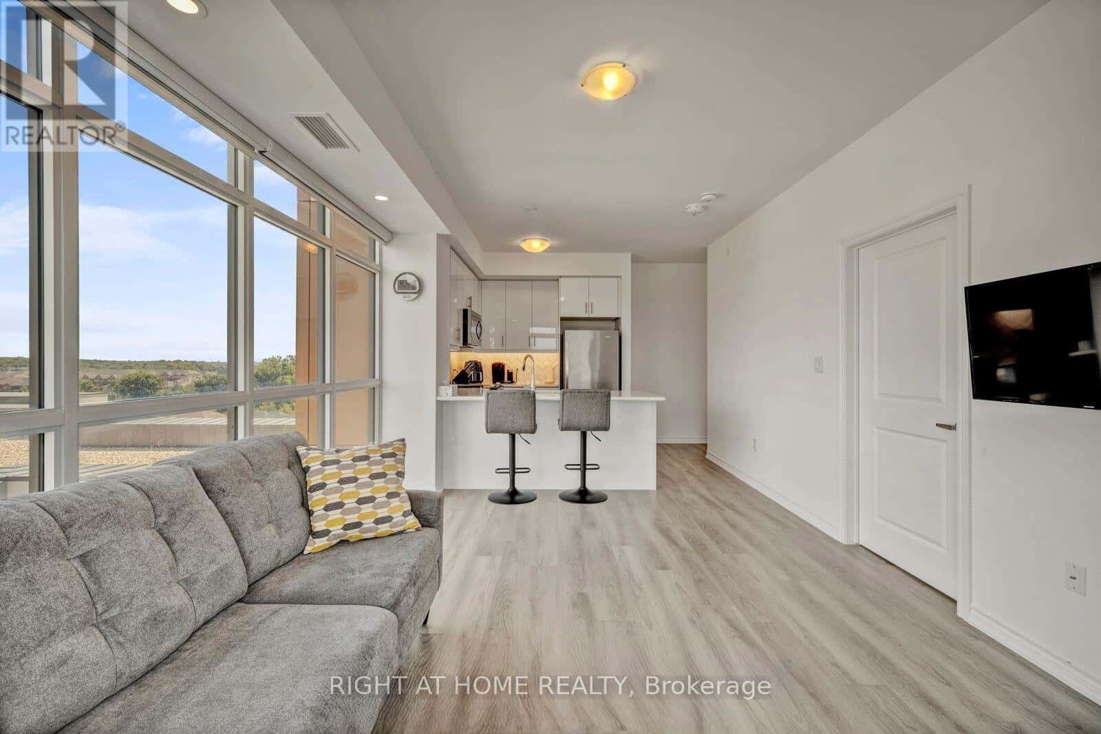 705 - 450 DUNDAS STREET E — Hamilton (Waterdown), Ontario - Photo 5 of 17