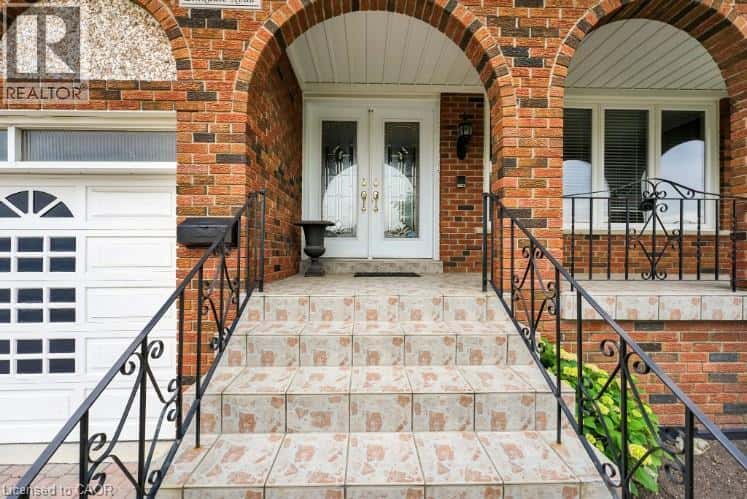 112 LINKDALE Road — Peel, Ontario - Photo 4 of 40