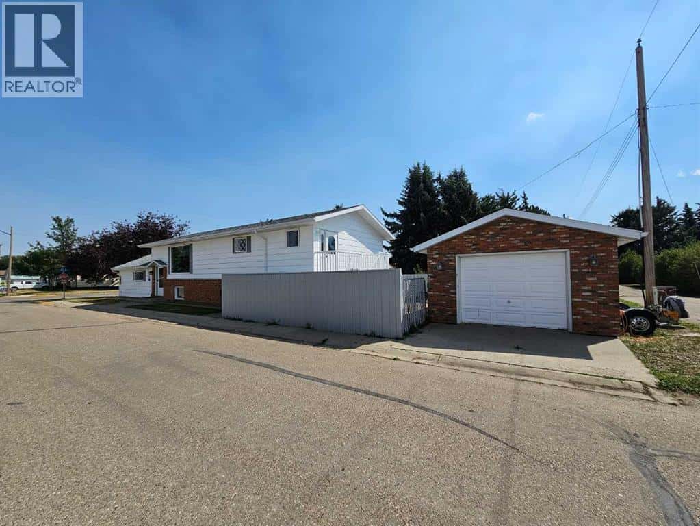 437 Main Street — Milk River, Alberta - Photo 3 of 46