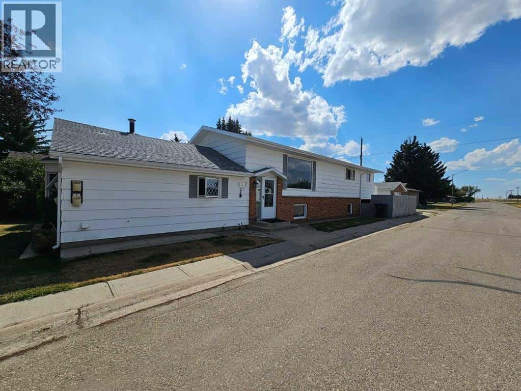 437 Main Street — Milk River, Alberta - Photo 2 of 46