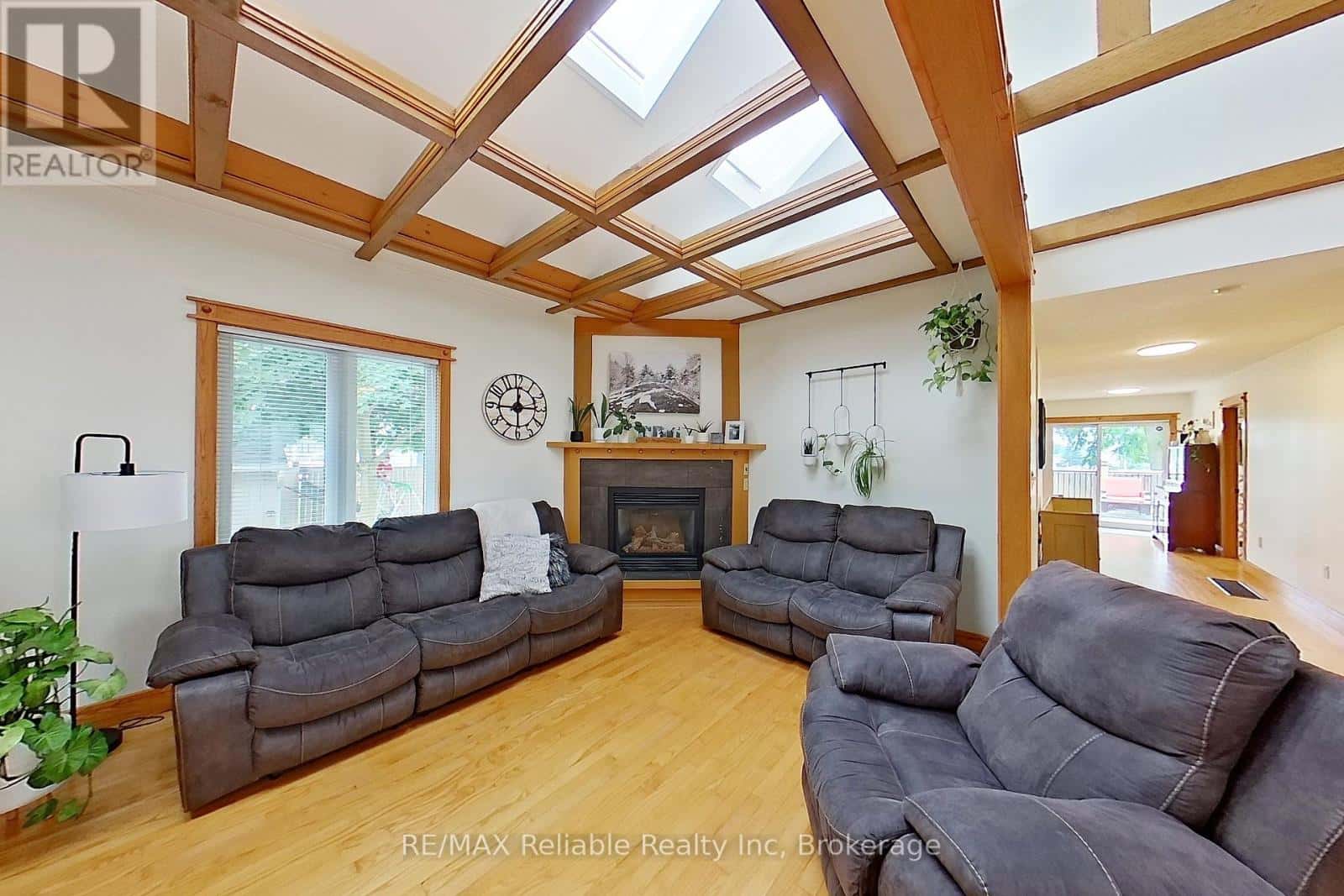 212 JAMES STREET — Central Huron (Clinton), Ontario - Photo 2 of 48